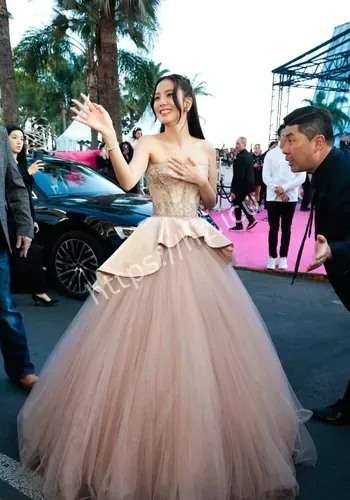 金智秀一袭粉裙甜美优雅