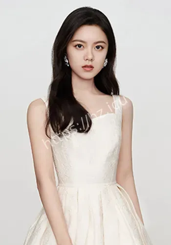 赵今麦穿灰色短裙优雅明媚