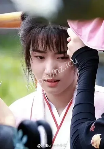 卢昱晓片场挟状态在线