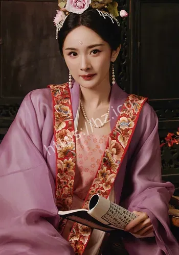 杨幂穿浅色古造型焦点