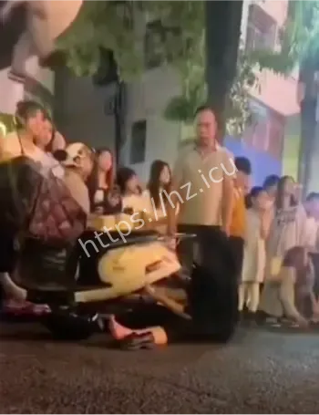 妻子怒抓丈夫出轨