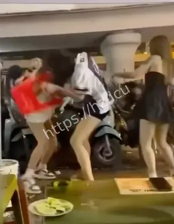 抡板凳狂砸全场