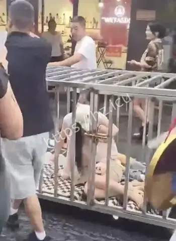 两女子被关铁笼