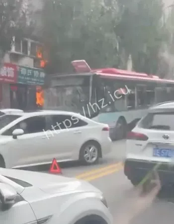 把路过的公交车崩的稀碎