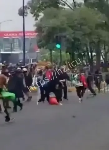 球迷遭飞车党枪顶脑门
