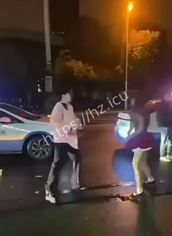 情侣街头吵架互撕
