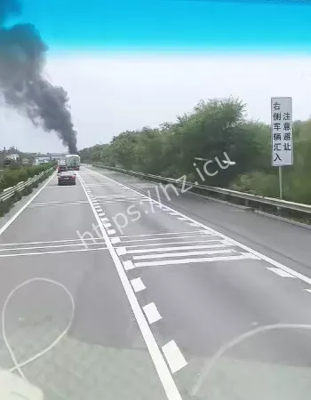 车辆着火烧成火球