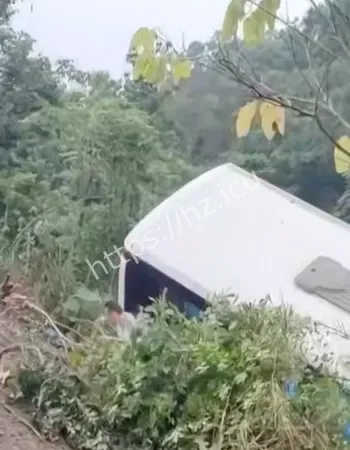 客车冲出护栏