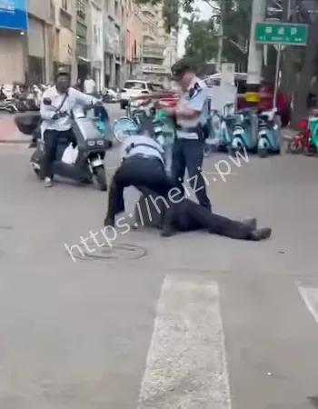 男子街头持菜刀