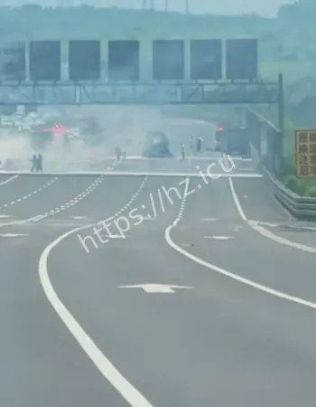 现场浓烟滚滚