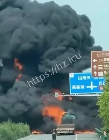 板车追尾油罐车起火