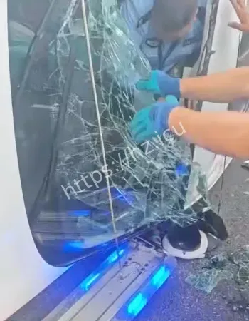 黑色车辆猛烈撞击