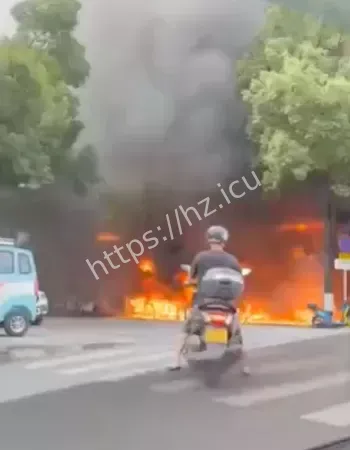 携汽油自焚