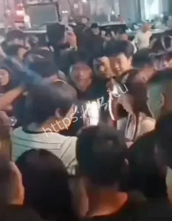 引数千人围观